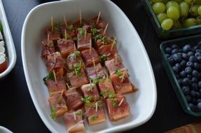 canapÃ© with melon and ham