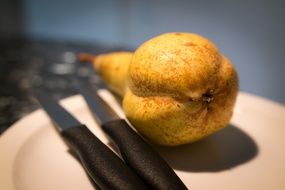 pear and knives