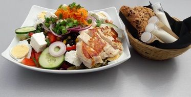 healthy salad with chicken