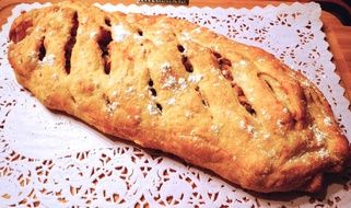 strudel as a pastry with an apple