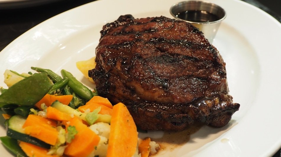 Delicious diner made of grilled steak and vegetables