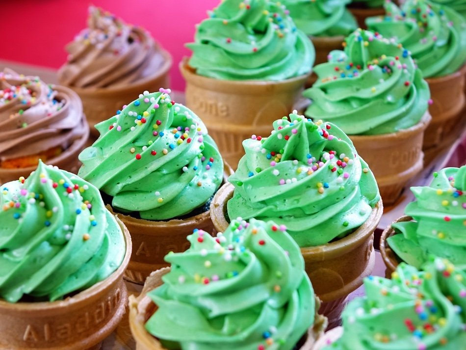 desserts with color cream