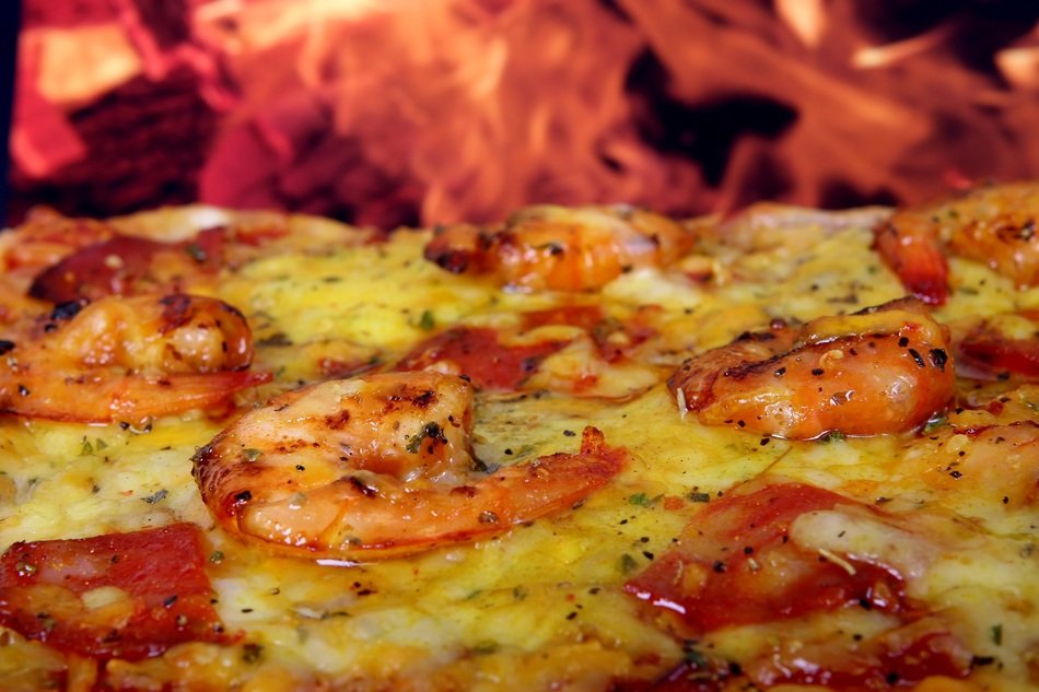 pizza with prawns and cheese