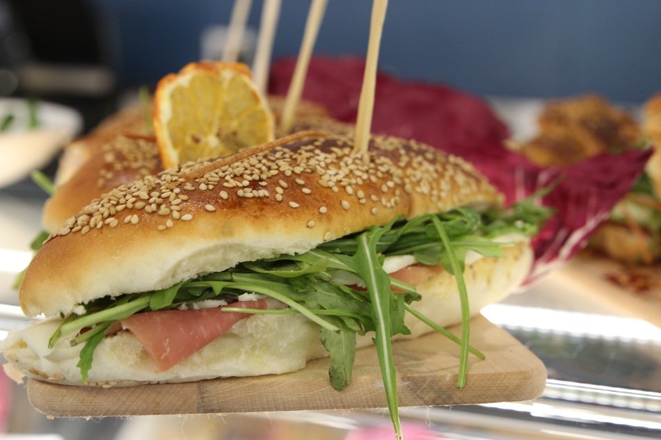 Sandwich with rocket salad and sesame