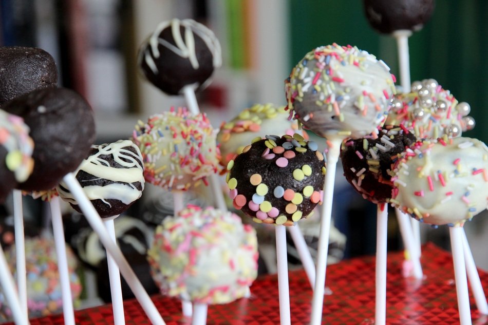 confectionery in the form of balls