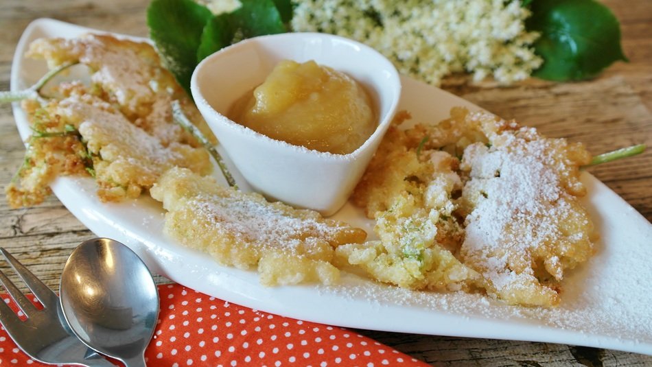 Dessert named 'hollerkÃ¼chlein' lie in a plate