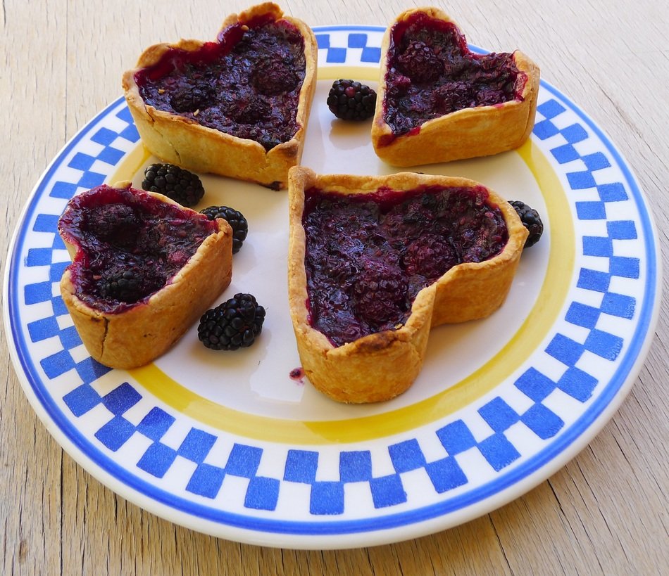 heart shaped blackberry pies