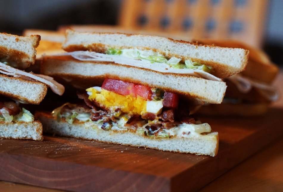 sandwich with egg and vegetables