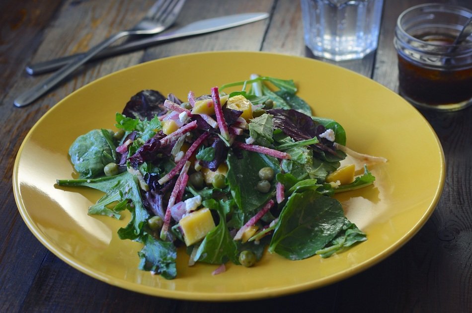 Salad Mango Rustic on yellow dish