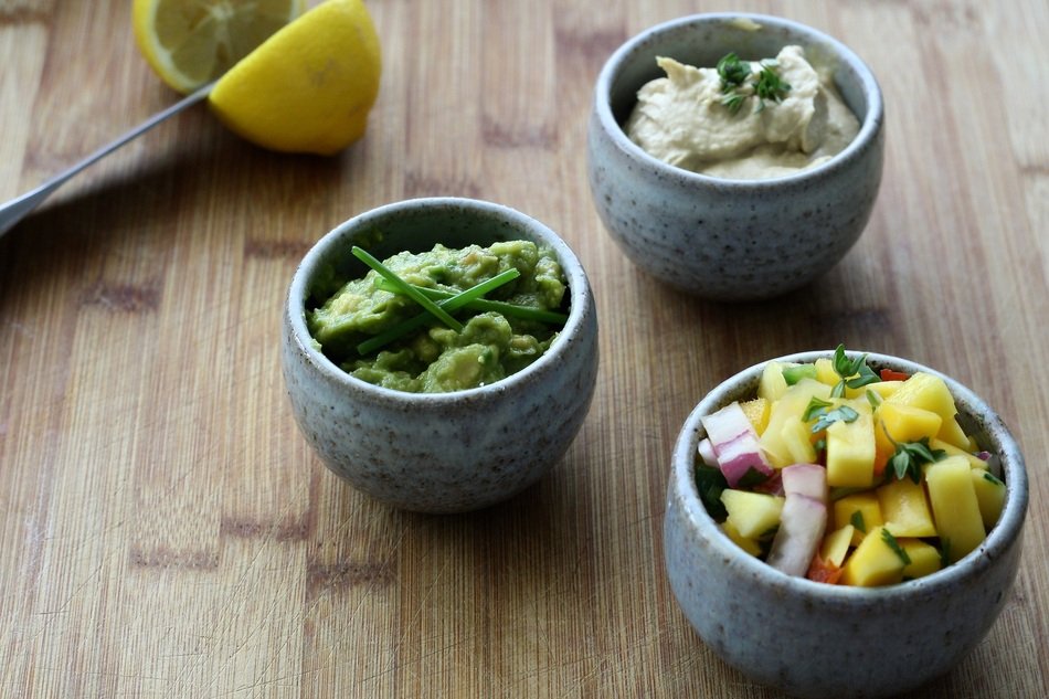 Humus and othe snacks in the bowls
