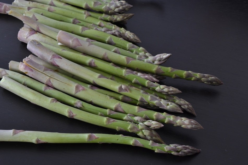 pile of raw Asparagus sprouts