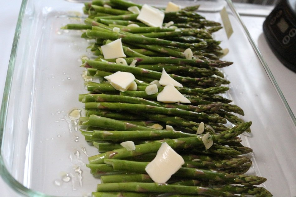 Green asparagus with oil