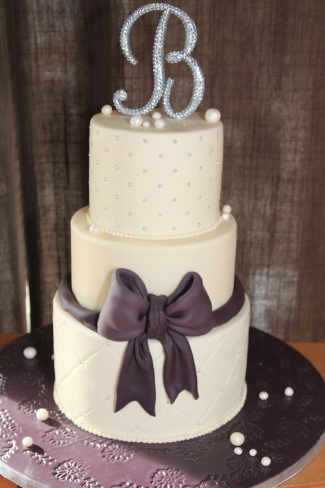 birthday cake with the letter 'B'