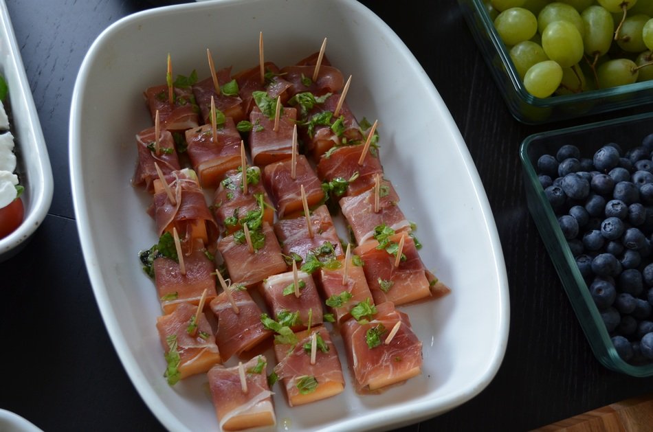 canapÃ© with melon and ham