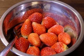 Picture of Strawberries in a bowl