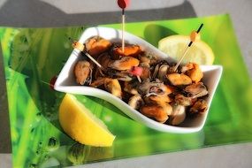 mussels with lemon as an aperitif