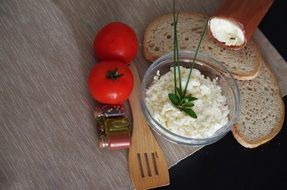 bryndza with bread and tomato
