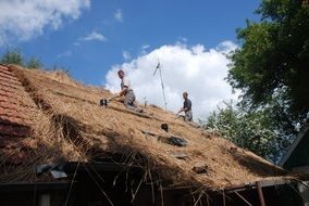 people make a thatched roof