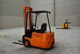 yellow pallet truck