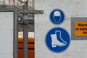 reminder at the construction site about protecting the head and feet