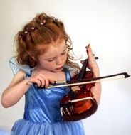 the child plays the violin