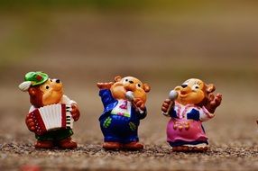 Bears-musicians in the national costumes of Bavaria