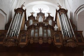 Photo of large organ instrument in church