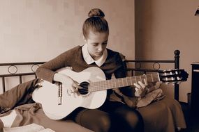 girl playing guitar monochrome foto