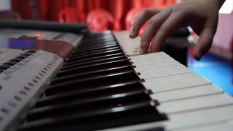 hand playing the piano