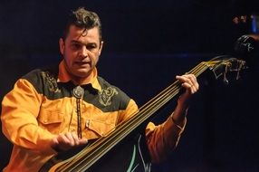 Bassist on the perfomance