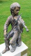 Sculpture of the musician with the violin