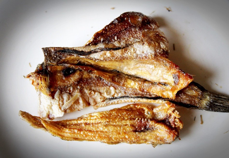 baked fish on the plate