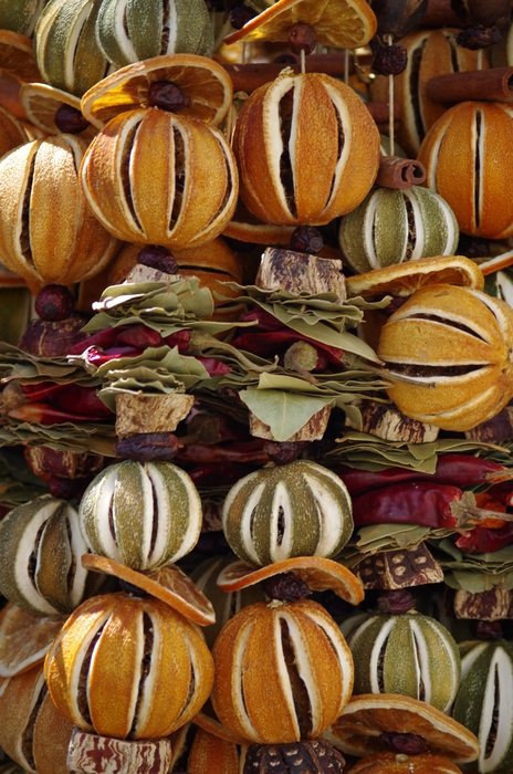 dry oranges for decor