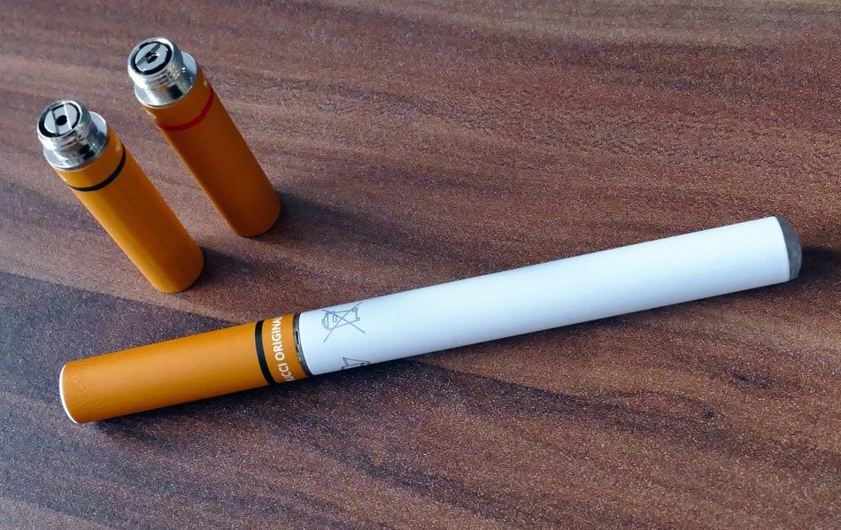 electronic cigarette with cartridges
