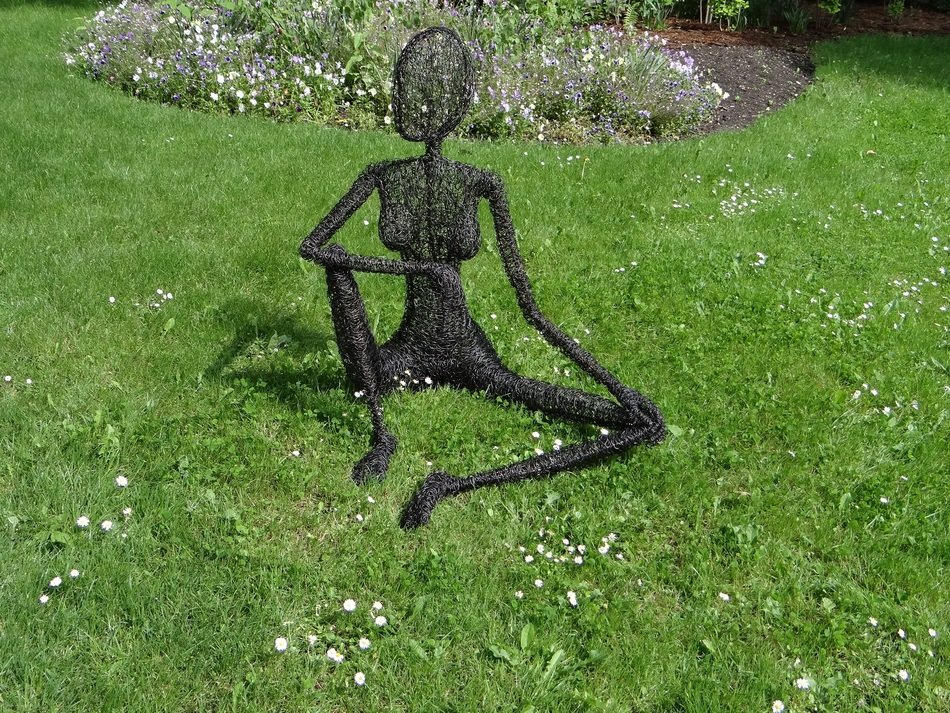 Statue made of wires in the park
