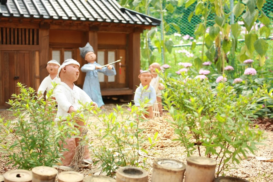 korea history in clay sculptures