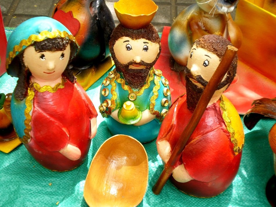 colorful figures of Colombian artisans