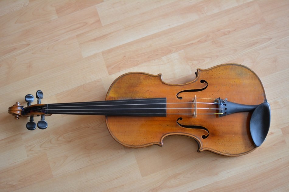 the violin lies on the floor