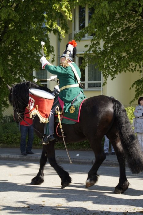 the drummer is riding the horse