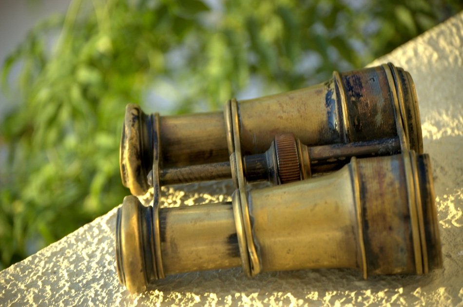 binoculars lie on the wall