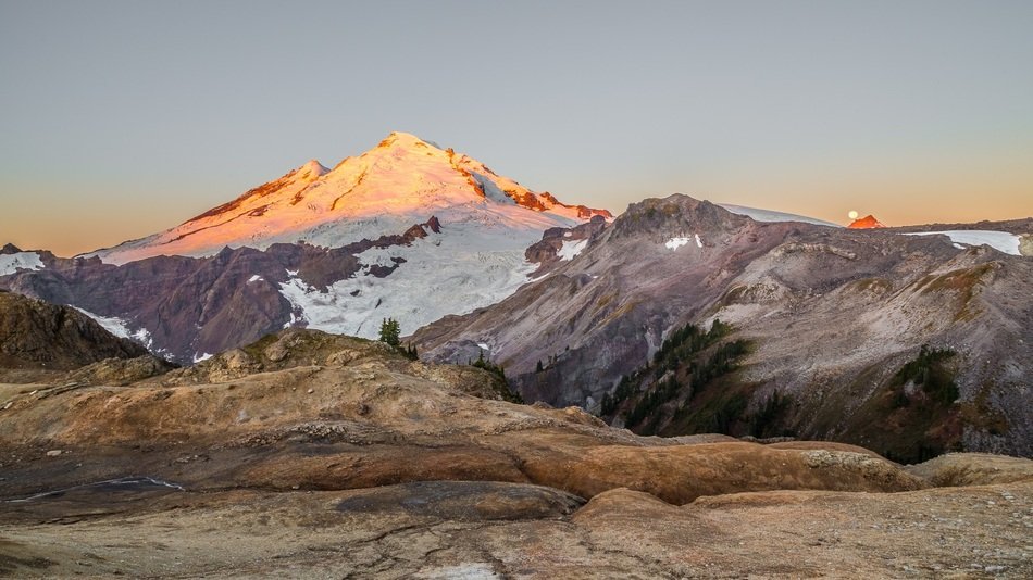 beautiful mountains in the national forest, Washington