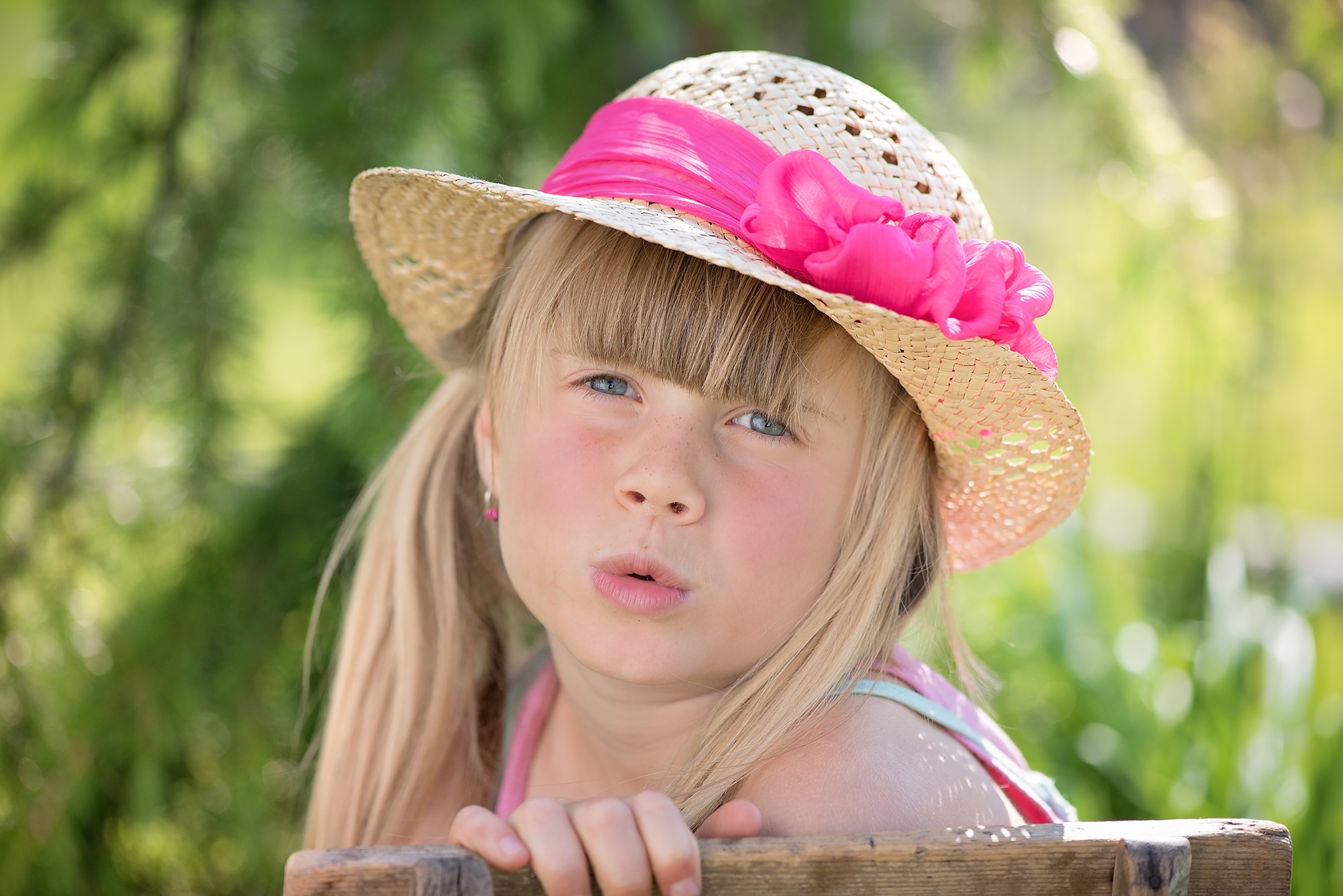Girl in a straw hat with a pink bow free image download