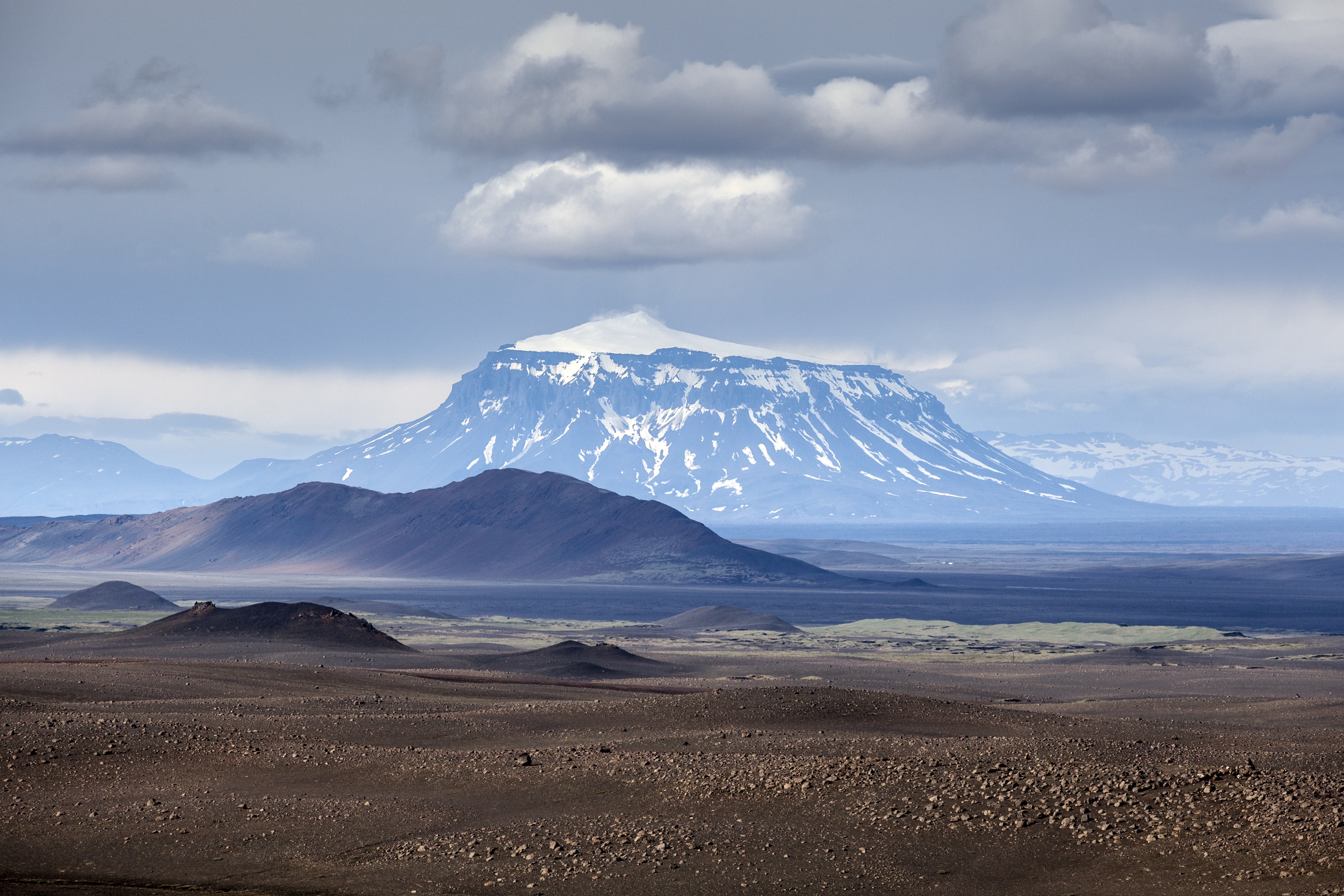 Почему в исландии большое количество вулканов. Исландия вулкан Гекла. Гора Гекла Исландия. Эрайвайёкюдль Исландия. Исландия вулканическое плоскогорье.