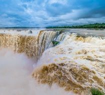 view of the foamy waterfall iquazu