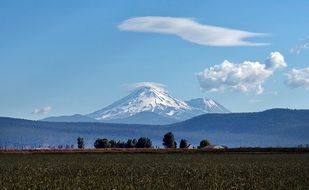 picturesque mount shasta in california