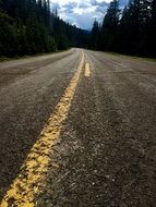 yellow road markings