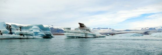 jökulsárlón glacier lagoon icebergs