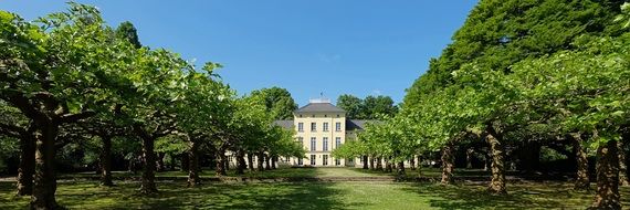 photo of the castle in the park in Krefeld