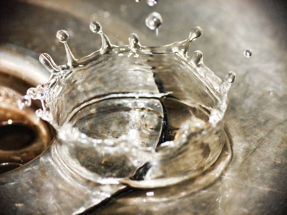 splash of water with splashes on the ground