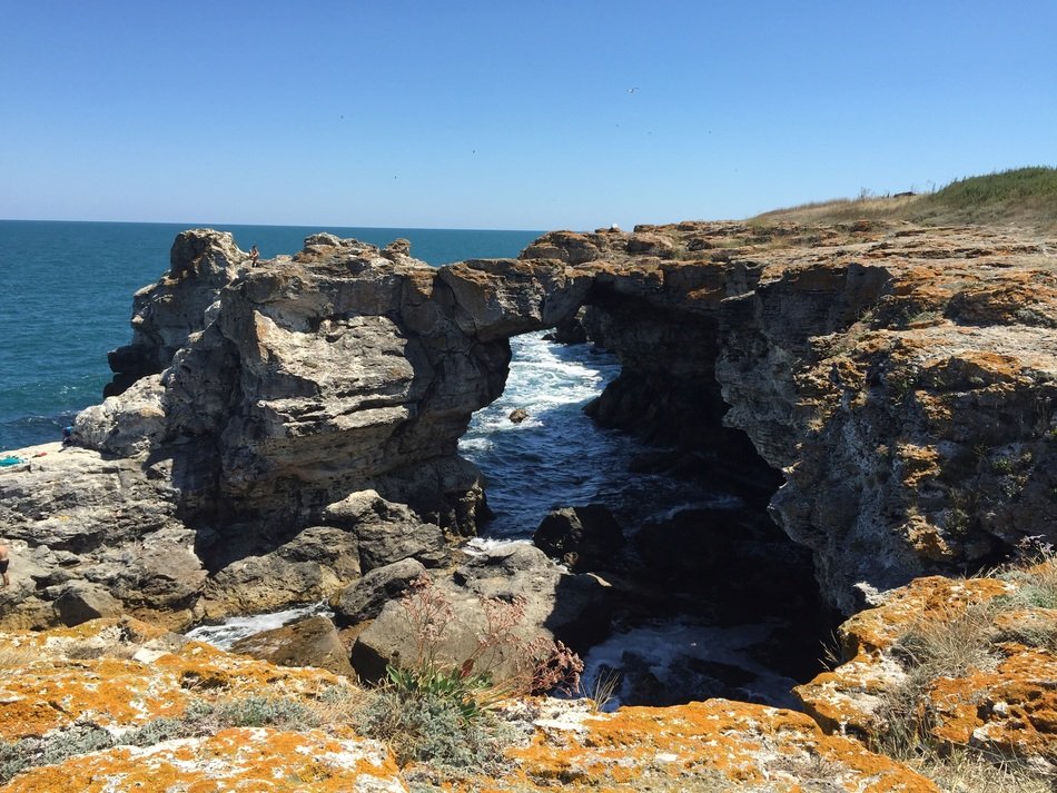 arch in mountain formation by the sea